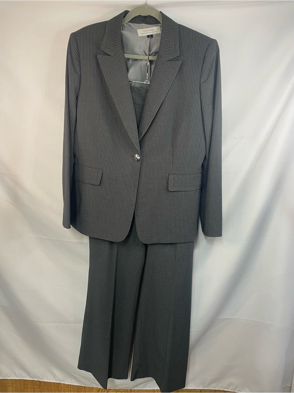 Tahari gray pin stripe suit, this is gorgeous! Size 14, measurements ⬇️